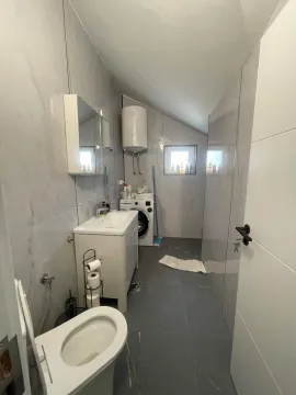 Manje kupatilo sa tuš kabinom, umivaonikom i veš mašinom. - image 7