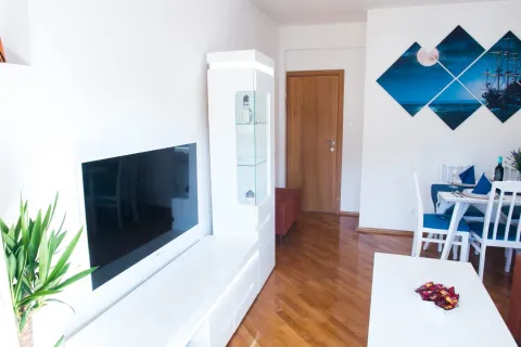 Dnevni boravak sa bijelim namještajem, televizorom i trpezarijskim dijelom. - image 18