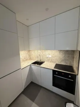 Moderna bela kuhinja sa sudoperom i ugrađenim elementima. - image 6