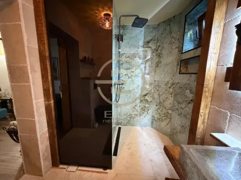 Moderno kupatilo sa tuš kabinom obloženom kamenim pločicama. - image 50