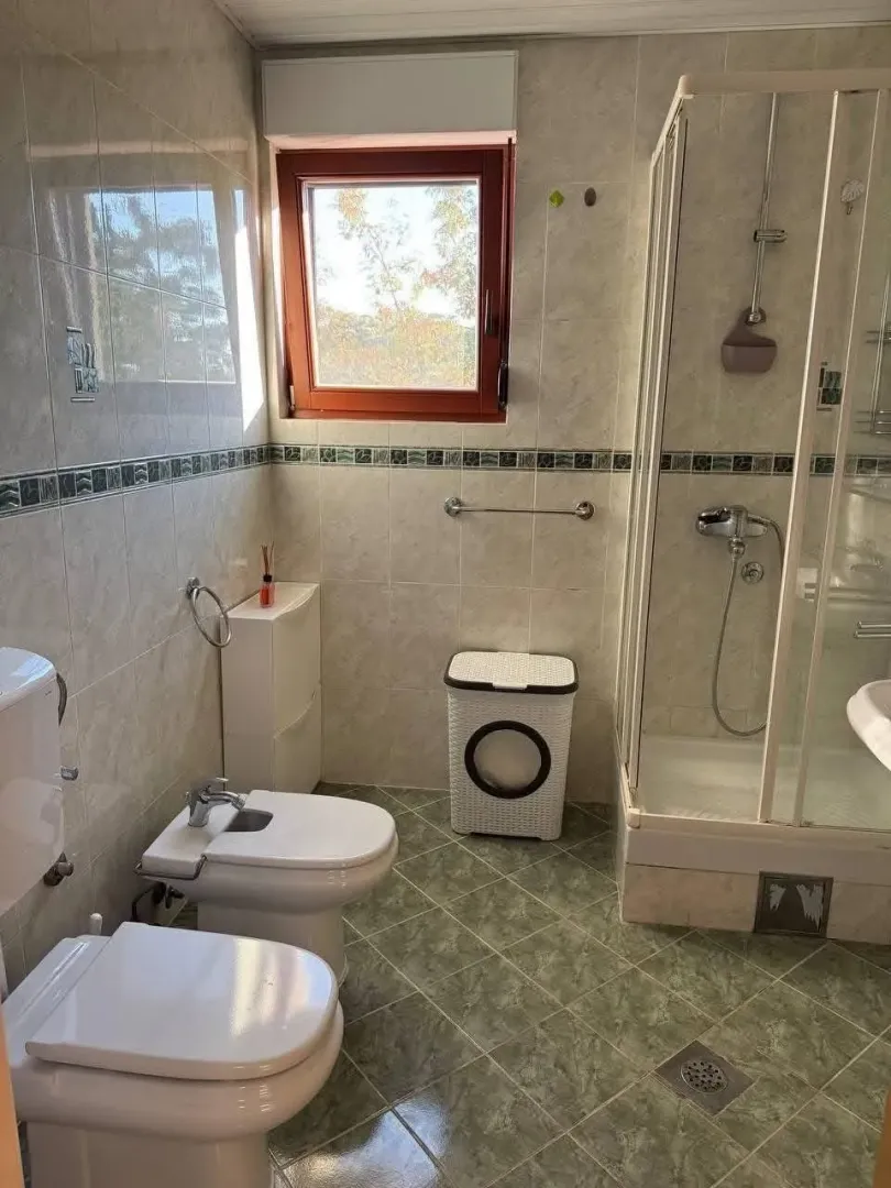 Potpuno opremljeno kupatilo sa tuš kabinom, wc šoljom, bideom i prozorom.