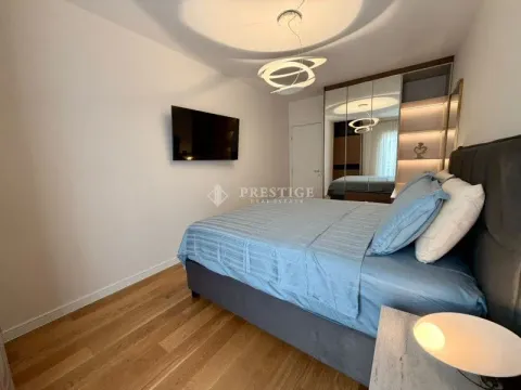 Moderna spavaća soba sa bračnim krevetom, ugradnim plakarom i drvenim podom. - image 12
