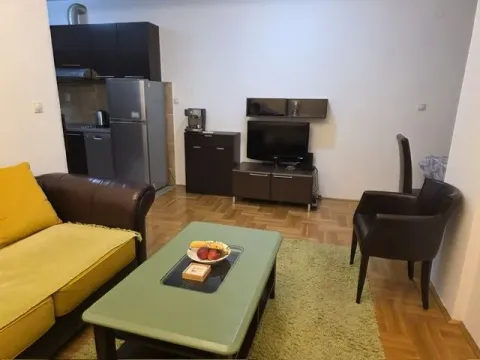 Dnevni boravak sa garniturom i trpezarijskim dijelom u pozadini. - image 2