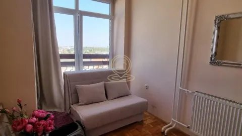 Manja dnevna soba sa kaučem i prozorom. - image 4