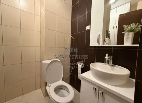 Manje kupatilo sa umivaonikom, WC šoljom i zidnim pločicama. - image 18