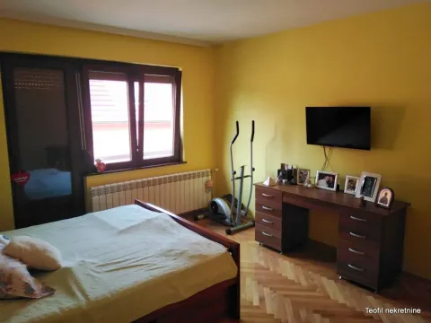Spavaća soba sa bračnim krevetom, radnim stolom, televizorom i trenažerom. - image 10