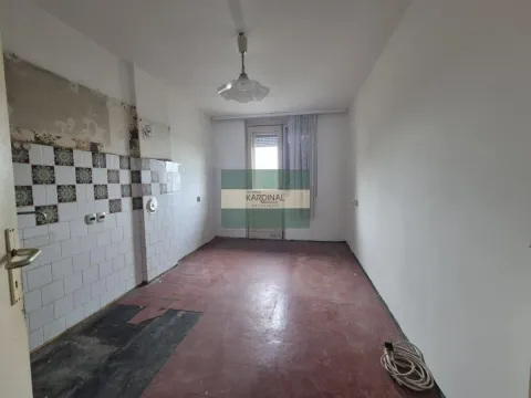 Prazna kuhinja sa zidnim pločicama i izlazom na terasu, pripremljena za renoviranje. - image 7