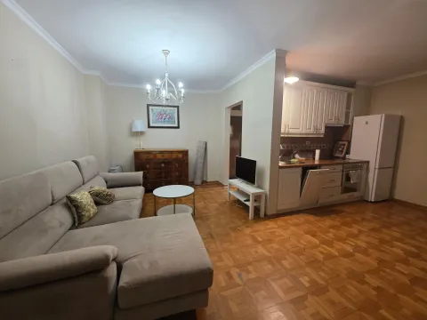 Dnevni boravak sa garniturom i trpezarijom povezan sa kuhinjom. - image 2