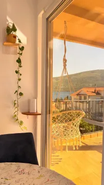 Pogled sa balkona na more i okolne planine sa visećom stolicom. - image 12