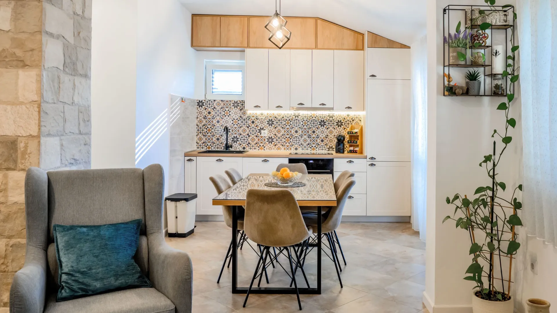 Izdavanje, trosoban stan, 120m², Mrčevac, Tivat