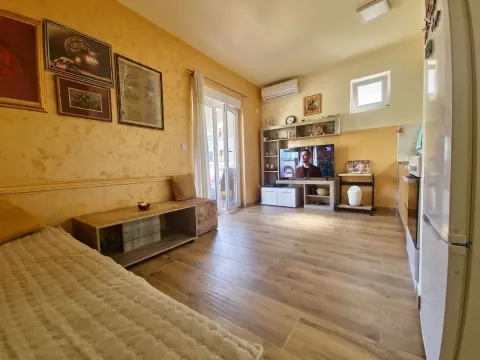 Rent, one bedroom apartment, 45m², Budva, Crna Gora - image 1