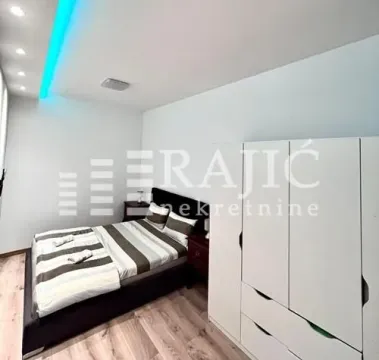 Furnished bedroom with a double bed and a wardrobe. - image 4