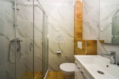 Moderno opremljeno kupatilo sa tuš kabinom, WC šoljom i umivaonikom. - image 9