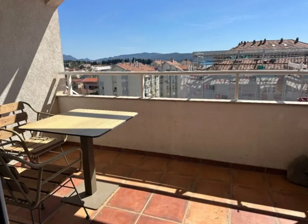 Izdavanje, dvosoban stan, 82m², Centar, Tivat