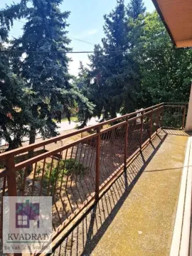 Balkon sa metalnom ogradom i pogledom na drveće. - image 19