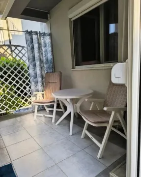 Natkrivena terasa sa stolom i dve stolice. - image 17