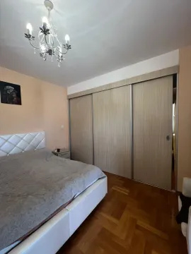 Spavaća soba sa bračnim krevetom, velikim ugradnim plakarom i lusterom. - image 10