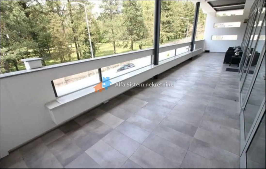 Izdavanje, četvorosoban stan, 250m², Savski Venac, Beograd