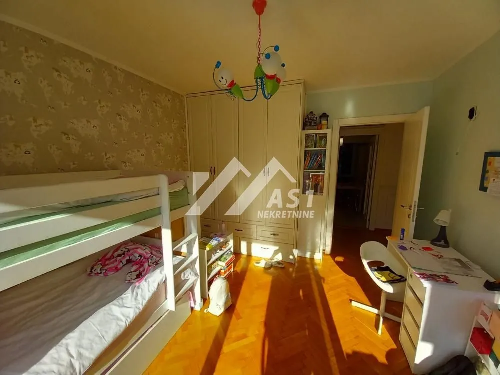 Izdavanje, trosoban stan, 85m², Centar, Novi Sad