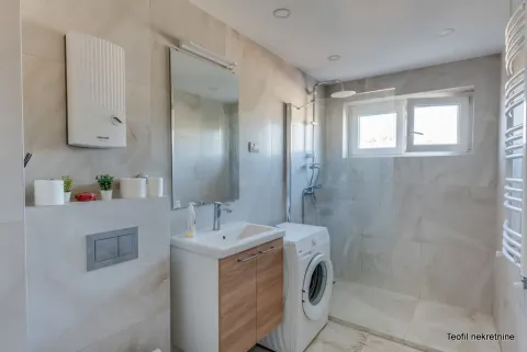 Moderno kupatilo sa tuš kabinom, umivaonikom i veš mašinom. - image 15