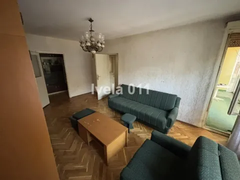 Dnevna soba sa garniturom i drvenim parketom. - image 2