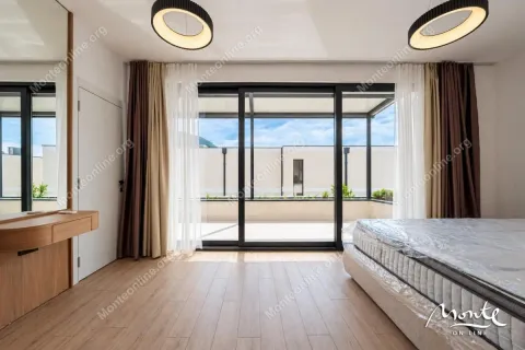 Spavaća soba sa krevetom i izlazom na terasu. - image 18