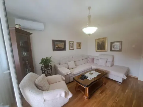 Dnevna soba sa ugaonom garniturom, foteljom i drvenim stočićem. - image 4