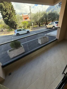 Pogled sa popločane terase na dvorište i okolno zelenilo. - image 4