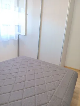 Svijetla spavaća soba sa bračnim krevetom i ugradnim ormarom. - image 7