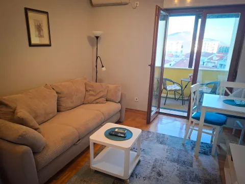 Living room with sofa, coffee table and access to the terrace. - image 3