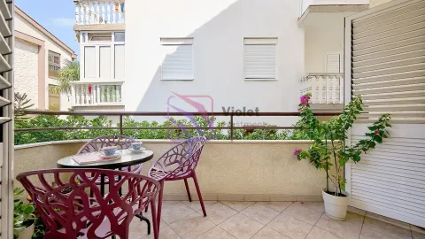 Namješten balkon sa stolom, stolicama i ukrasnim biljkama. - image 7