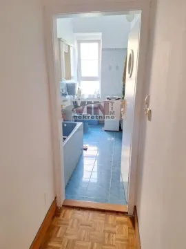 Pogled iz hodnika na kupatilo sa pločicama. - image 16