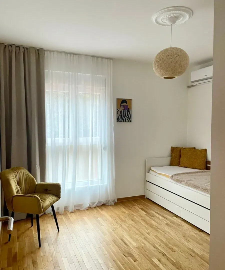 Izdavanje, dvosoban stan, 87m², Malo Brdo, Podgorica
