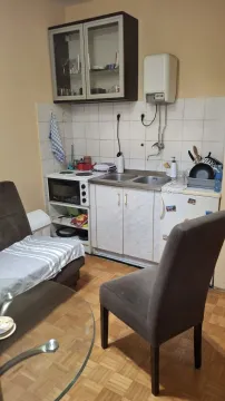 Mala kuhinja sa osnovnim elementima i pripadajućim namještajem. - image 3