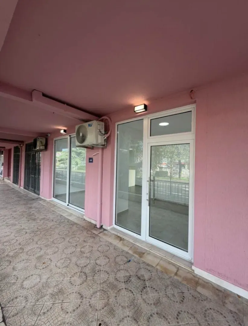 Izdavanje, poslovni prostor, 57m², Krivi Most, Podgorica