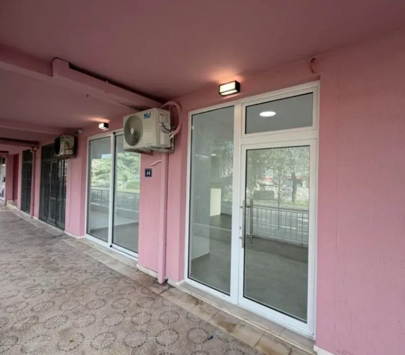 Izdavanje, poslovni prostor, 57m², Krivi Most, Podgorica