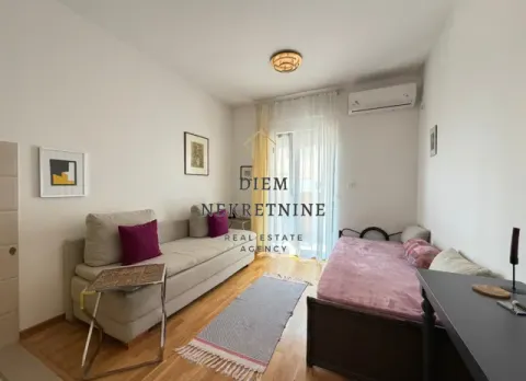 Dnevna soba sa garniturom za sedenje i izlazom na terasu. - image 2