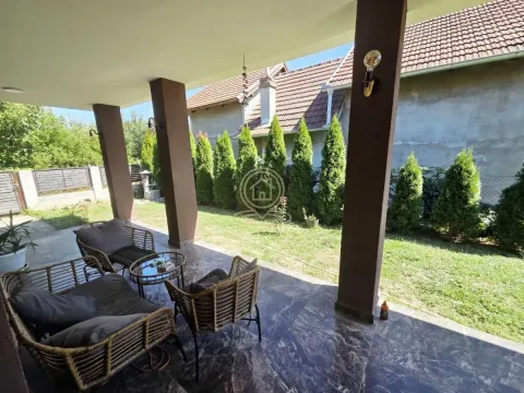 Natkrivena terasa sa garniturom za sedenje i pogledom na dvorište. - image 12