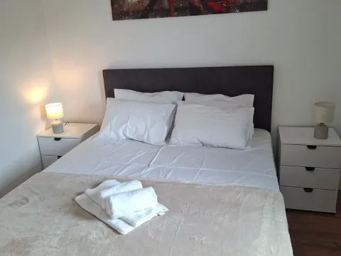 Rent, two bedroom apartment, 75m², Škaljari, Kotor - image 2