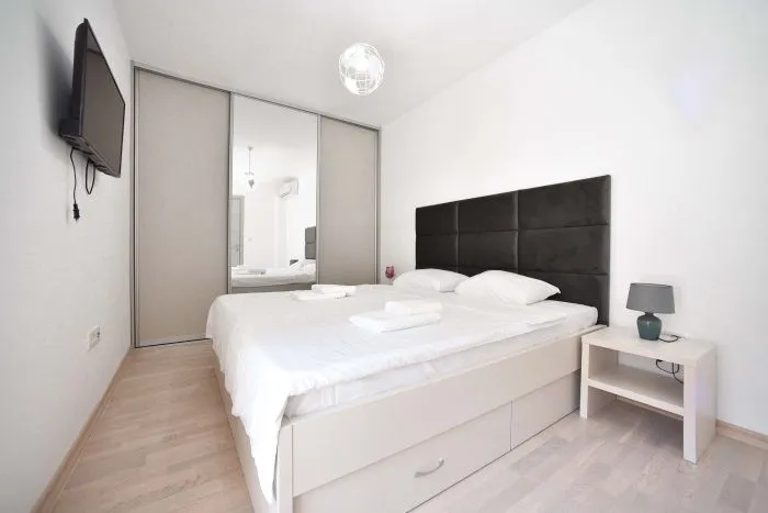 Izdavanje, dvosoban stan, 74m², Centar, Budva