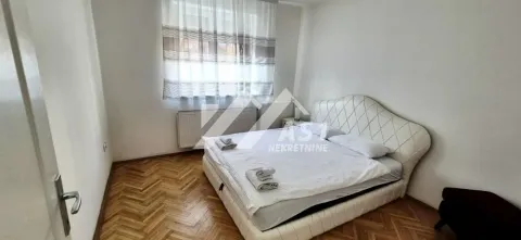 Spavaća soba sa bračnim krevetom i prozorom. - image 5