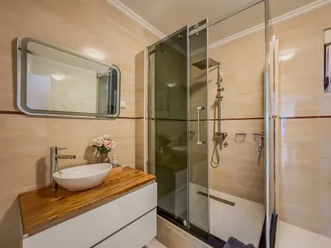 Moderno opremljeno kupatilo sa umivaonikom i staklenom tuš kabinom. - image 5