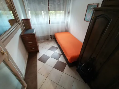 Manja spavaća soba sa krevetom, ormarom i komodom. - image 10