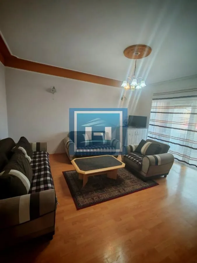 Izdavanje, dvosoban stan, 61m², Centar, Paraćin
