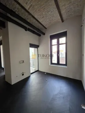 Nenameštena prostorija sa tamnim podom i lučnim svodom na plafonu. - image 8