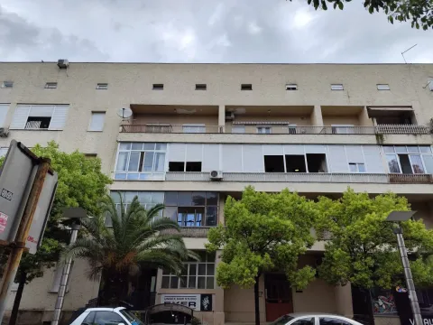 Pogled na fasadu višemilnospratne stambene zgrade sa balkonom i zelenilom. - image 3
