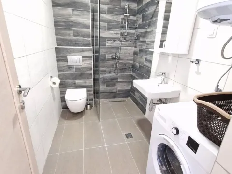 Rent, one bedroom apartment, 47m², Budva, Crna Gora - image 12