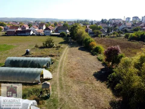 Pogled iz vazduha na zemljište sa plastenicima i okolnim naseljem. - image 6