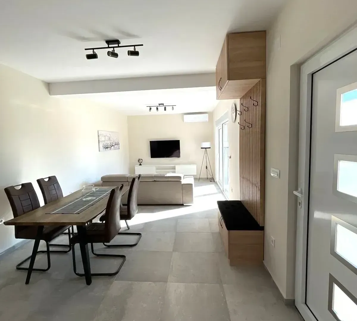 Izdavanje, stan, 85m², Kotor, Crna Gora