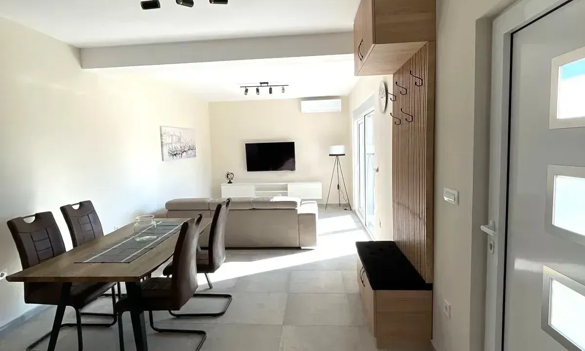 Izdavanje, stan, 85m², Kotor, Crna Gora